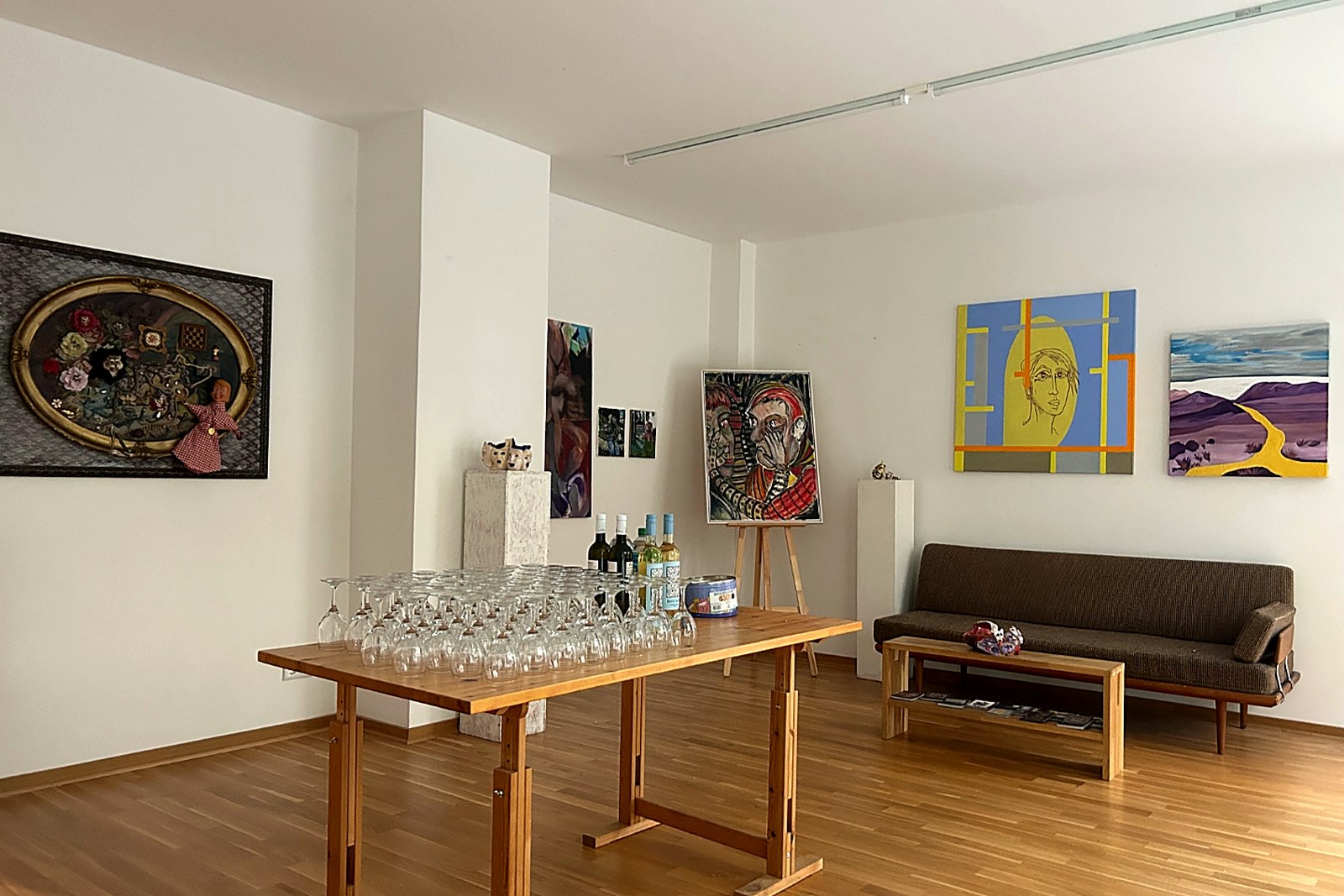 Ausstellungsraum von 20blue.arts in der Kolonnadenstraße Leipzig mit kuratierten Gemälden und Skulpturen