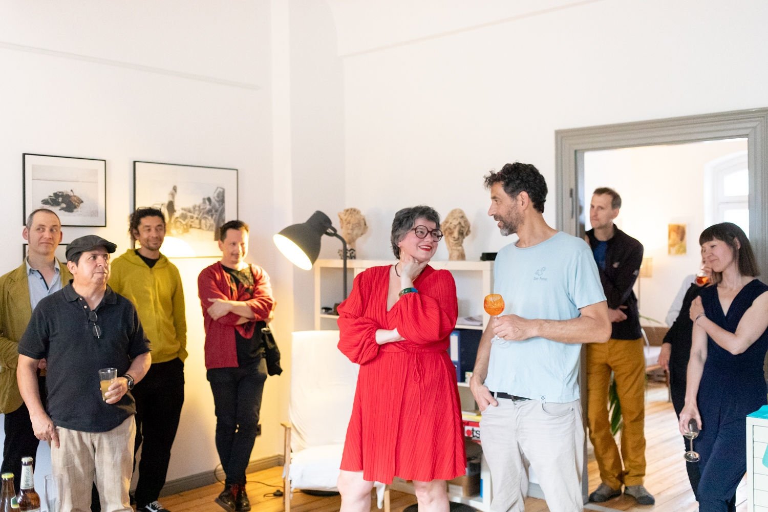 Kunstsalon-Abend 2024 im Bahnhof Plagwitz Leipzig: Gäste im Gespräch bei Wein und Kunst — der Ursprung von 20blue.arts
