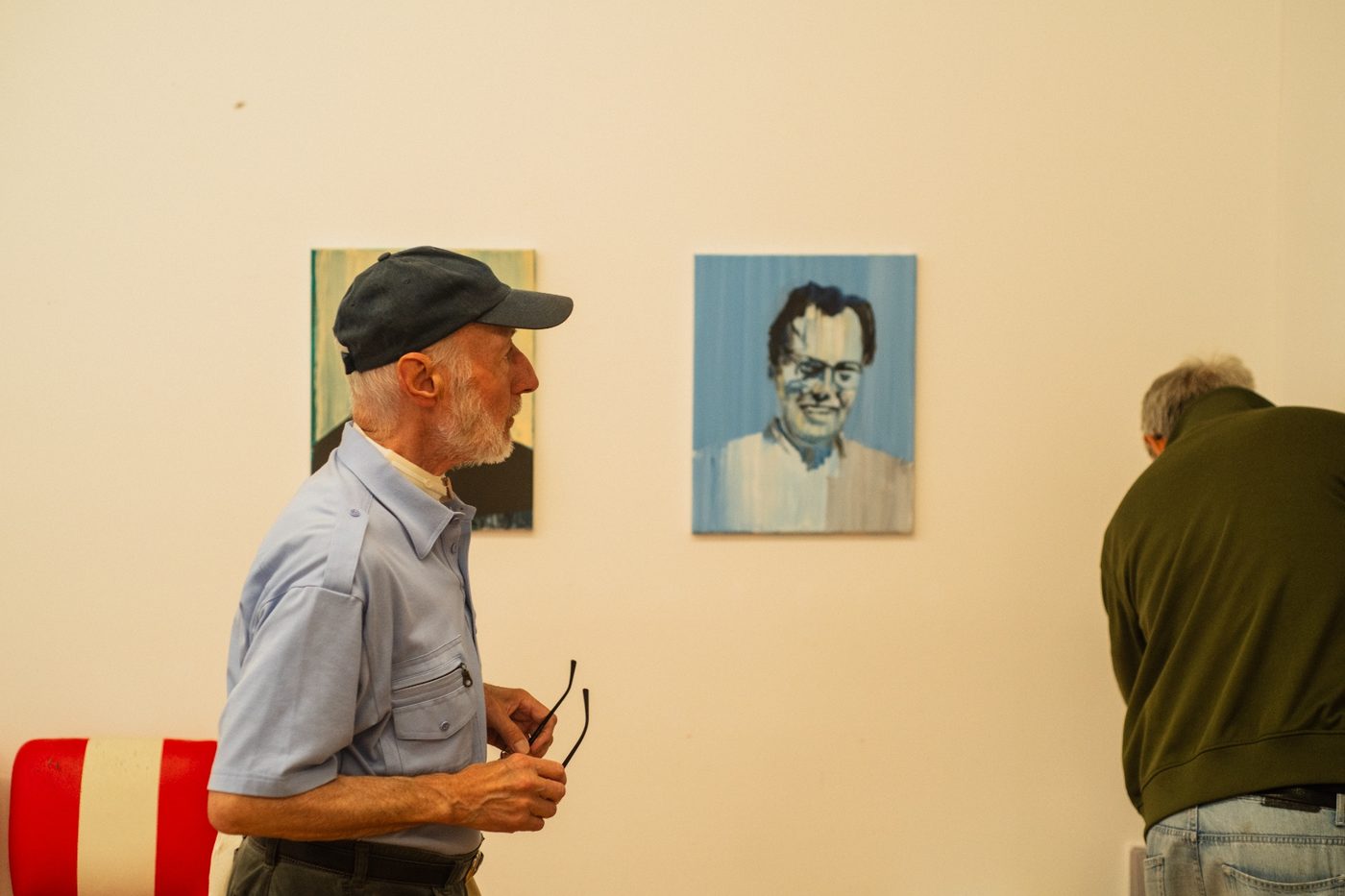 Besucher betrachten Gemälde in der Galerie von 20blue.arts in der Kolonnadenstraße Leipzig
