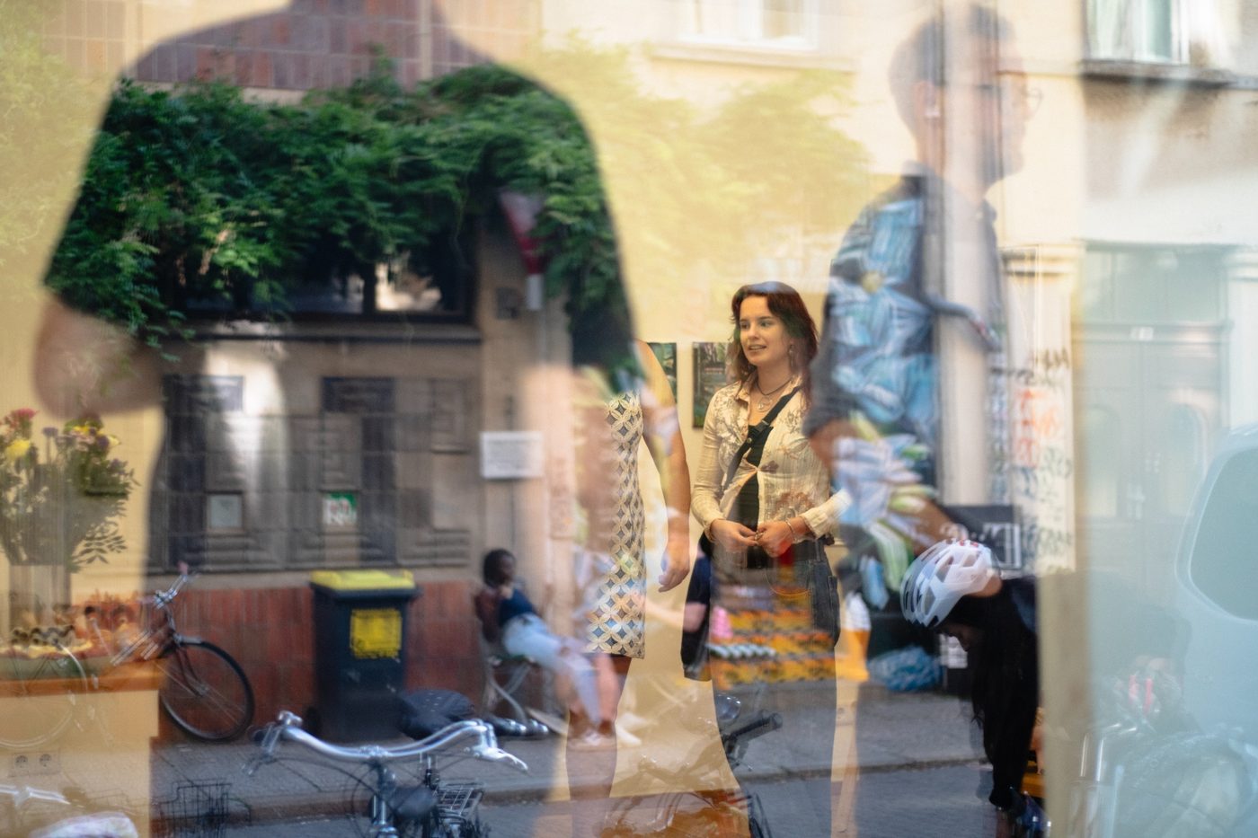 Blick durch das Schaufenster von 20blue.arts auf die Kolonnadenstraße Leipzig