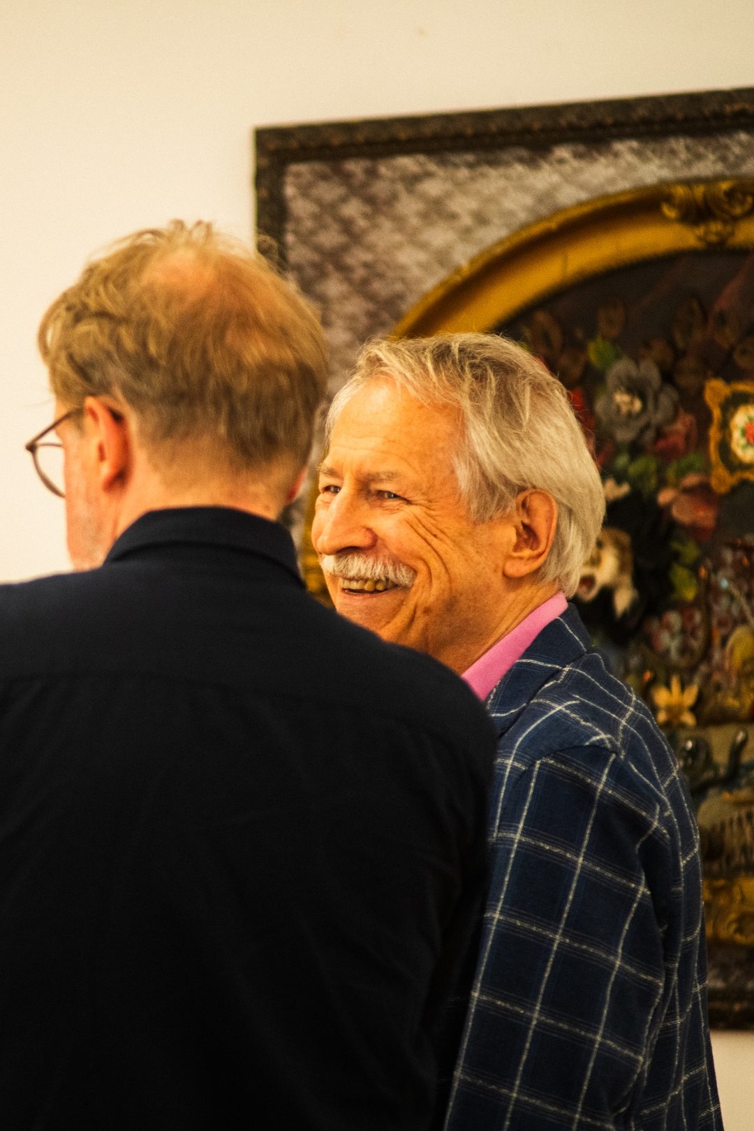 Salonabend im neuen Raum von 20blue.arts: Gäste im Gespräch vor kuratierten Gemälden in der Kolonnadenstraße Leipzig